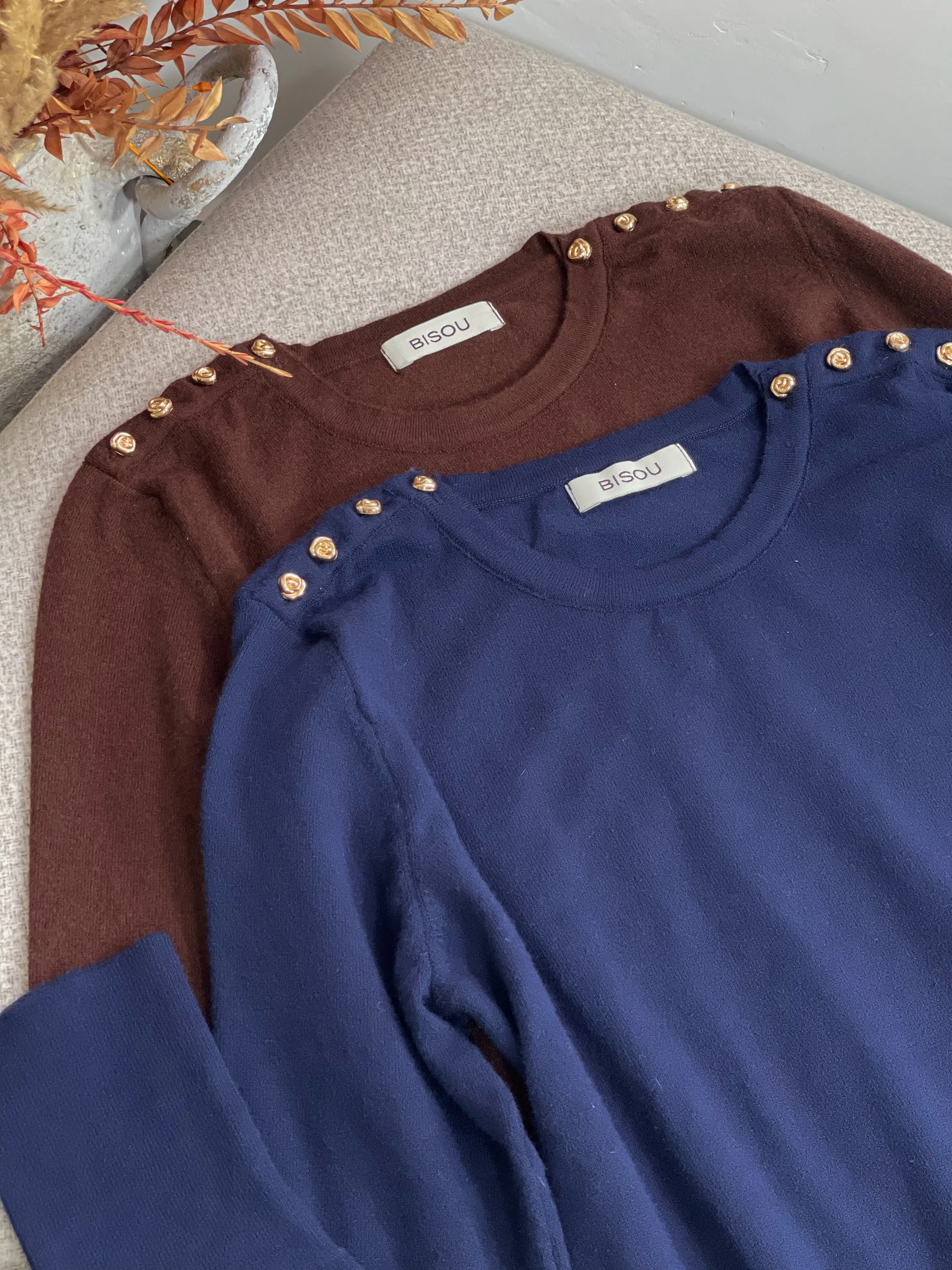 بلوز بافت جذب سرشونه دکمه رز گلد طرح zara